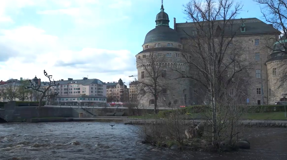 Örebro slott med Svartån i förgrunden.